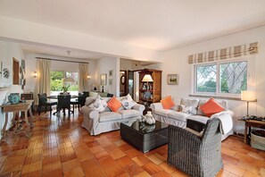 TV, fireplace - Villa 'Las Trinitarias' with Private Pool, Wi-Fi and Air Conditioning (Vale do Lobo)