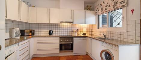 Frigorífico, microondas, horno y placa de cocina