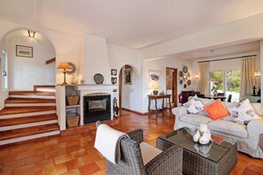 TV, fireplace