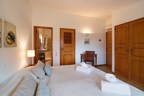 4 bedrooms, iron/ironing board, free WiFi, bed sheets