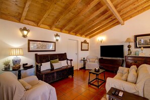 Living area - Vacation Home 'Villa Oliva AL - T4' with Mountain Views, Pool, Sunny Terrace, Wi-Fi & A/C (Moncarapacho)