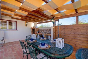 Outdoor dining - Vacation Home 'Villa Oliva AL - T4' with Mountain Views, Pool, Sunny Terrace, Wi-Fi & A/C (Moncarapacho)