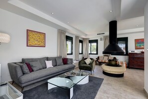 TV, fireplace, DVD player, stereo - Pet Friendly Villa "El Cafetal de Veronica" close to the Beach with Pool (Puerto Banús)