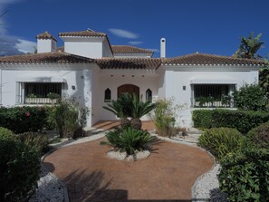 Exterior - Pet Friendly Villa "El Cafetal de Veronica" close to the Beach with Pool (Puerto Banús)