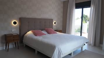 4 bedrooms, iron/ironing board, free WiFi, bed sheets