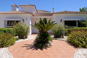 Property grounds - Pet Friendly Villa "El Cafetal de Veronica" close to the Beach with Pool (Puerto Banús)