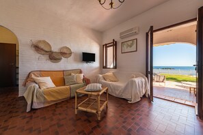 TV - Holiday Apartment "Casa Nicole" close to the Sea with Terrace & Shared Garden (Sarroch)