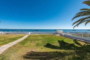 Property grounds - Holiday Apartment "Casa Nicole" close to the Sea with Terrace & Shared Garden (Sarroch)