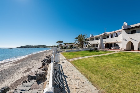 On the beach. Holiday Apartment "Casa Nicole" close to the Sea with Terrace & Shared Garden