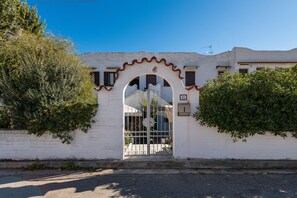 Exterior - Holiday Apartment "Casa Nicole" close to the Sea with Terrace & Shared Garden (Sarroch)