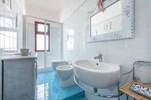 Shower, hair dryer, towels - Holiday Home "Nicoleup" with Sea View, Terrace & Shared Garden (Perd'e Sali)