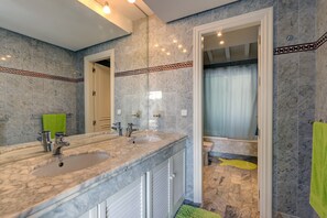 Kylpyamme, hiustenkuivaaja, pyyhkeet