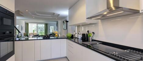 Réfrigérateur, four à micro-ondes, un four, surface de cuisson