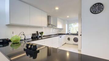 Een koelkast, een microgolfoven, een oven, een kookplaat