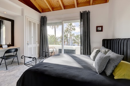 3 bedrooms, iron/ironing board, free WiFi, bed sheets. Vacation Home 'Frontline Paradise Townhouse' Near the Beach with Balcony & Pool