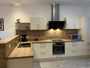 Fridge, microwave, oven, stovetop - Vacation apartment N° 5 "Abendrot" (Schwedelbach)
