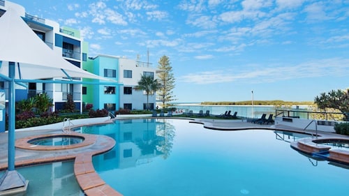 Grand Pacific U55 | Private Spa Balcony, Water Views & Walk To Beach