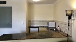 Réfrigérateur, micro-ondes, plaque de cuisson, bouilloire électrique