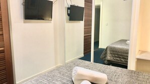 1 chambre, fer et planche à repasser, draps fournis