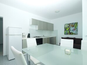 Refrigerador, horno, placa de cocina, lavavajillas