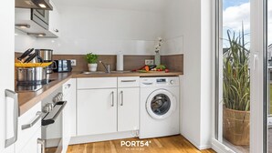 コーヒー / ティーメーカー、冷蔵庫、電子レンジ、オーブン