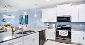 ثلاجة، ميكروويف، فرن، موقد طهي مسطح