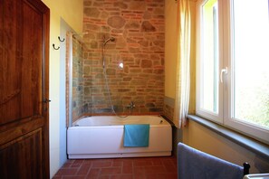 Kombination af bruser/badekar, bidet