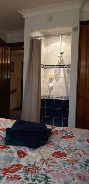 3 عدّة غرف نوم وخزنة داخل الغرفة ومكتب ومكواة/لوح كي