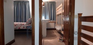 3 عدّة غرف نوم وخزنة داخل الغرفة ومكتب ومكواة/لوح كي