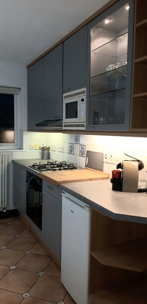 ثلاجة، ميكروويف، فرن، موقد طهي مسطح