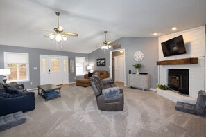 TV - 11440 - 4 Rubi Place (Hot Springs)