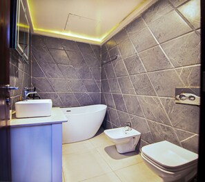 Badekar, håndklæder, Sæbe, Toiletpapir