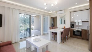 Un appartement moderne comprenant un coin repas, une cuisine et un balcon avec vue.