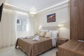 4 Schlafzimmer, Zimmersafe, Schreibtisch, Bügeleisen/Bügelbrett