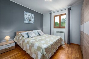 4 bedrooms, iron/ironing board, WiFi, bed sheets