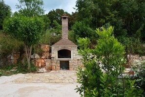 Property grounds - Modern studio apartment in medieval Bale (Bale)