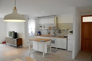 Réfrigérateur, micro-ondes, four, plaque de cuisson