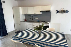 Kühlschrank, Ofen, Herdplatte, Wasserkocher mit Kaffee-/Teezubehör