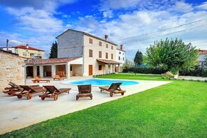 A villa with a swimming pool, outdoor seating, and a well-maintained lawn. - Property with pool, whirlpool and sauna for 10 (Golaš)