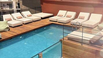 Una piscina al aire libre de temporada