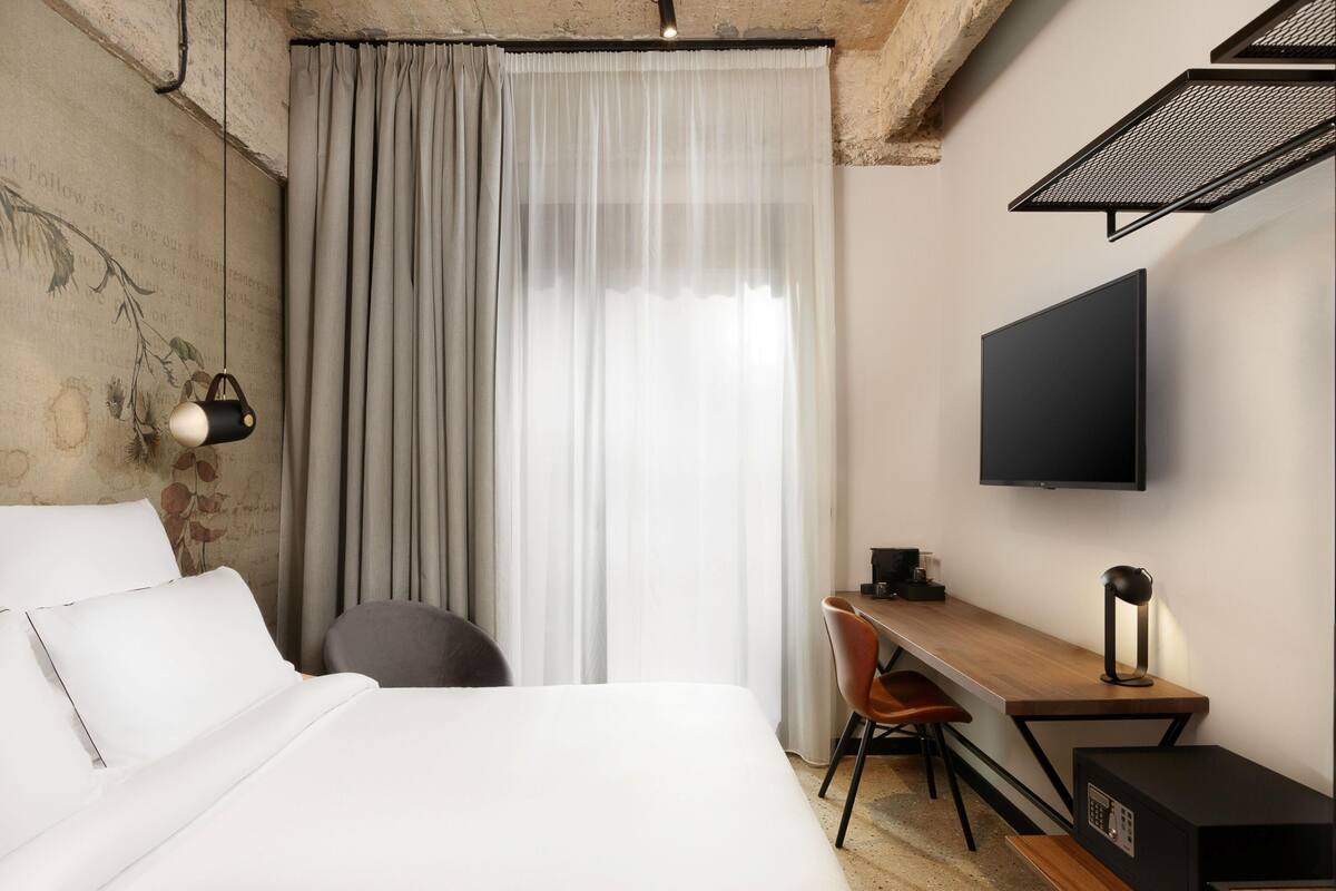 Deluxe kamer, 1 queensize bed, balkon | Een minibar, een kluis op de kamer, een bureau, gratis wifi