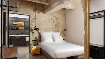 Minibar, safe på rommet, skrivebord og wi-fi (inkludert)