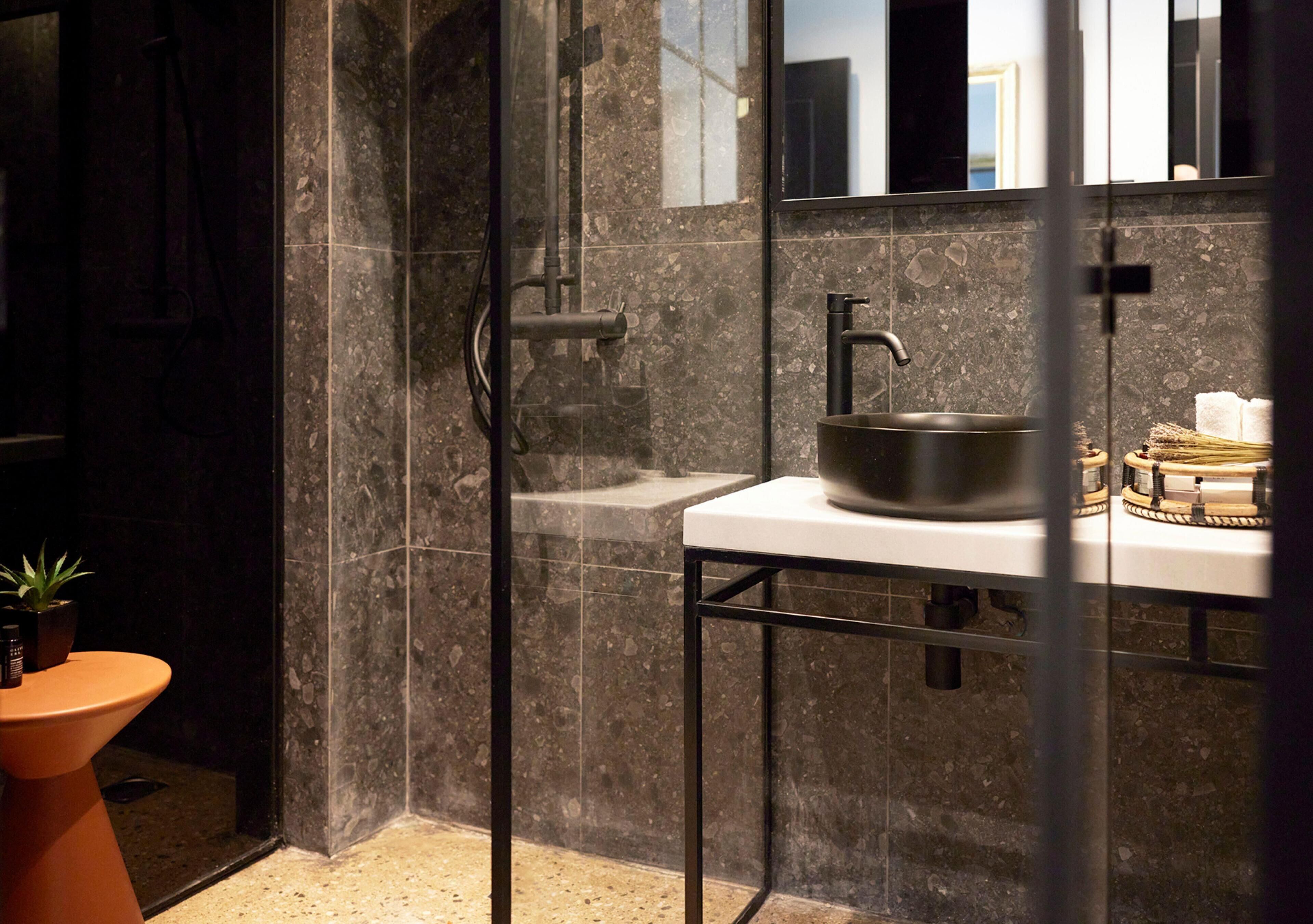 Chuveiro, ducha de hidromassagem, chinelos, toalhas de banho