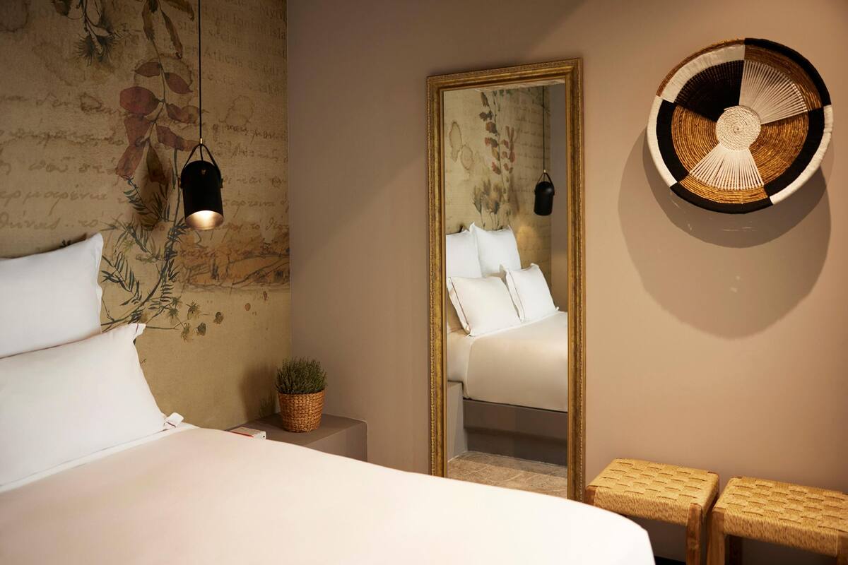 Een minibar, een kluis op de kamer, een bureau, gratis wifi