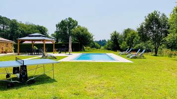 Een binnenzwembad en een buitenzwembad