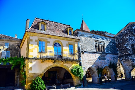 Exterior. 4* Holiday Homes with aircon and Private Heated Pools - 5 Mins from Monpazier