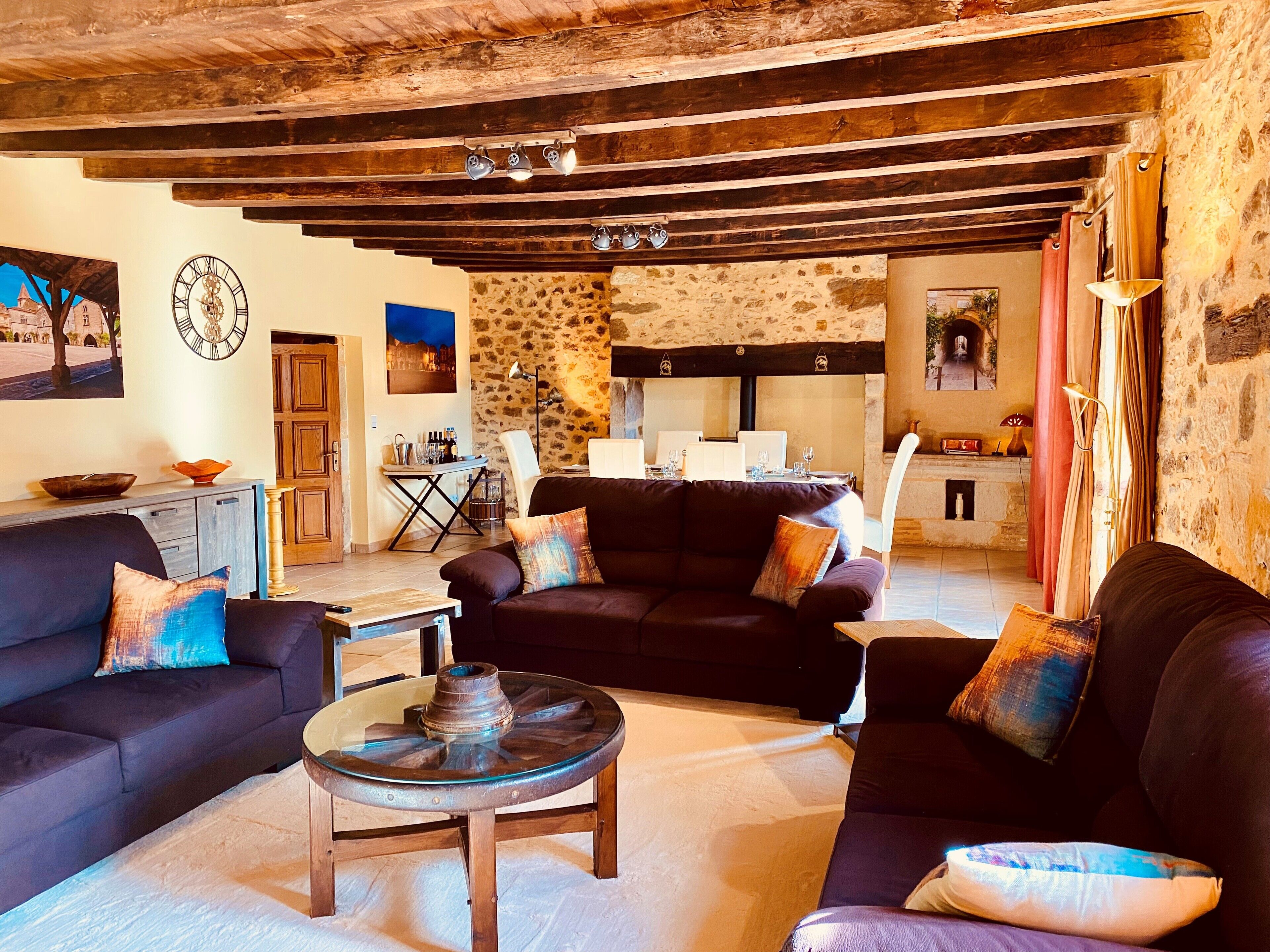 Smart TV, chimenea, reproductor de DVD y tenis de mesa 