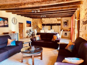 Smart TV, fireplace, DVD player, ping pong - 4* Holiday Homes with aircon and Private Heated Pools - 5 Mins from Monpazier (Capdrot)