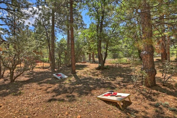 Un área boscosa con una mesa de picnic y un letrero.