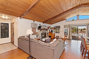 Televisión y chimenea 